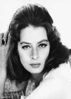 Capucine nackt