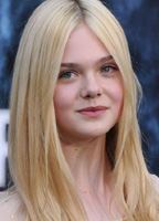 Elle Fanning nackt