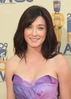 Margo Harshman nackt