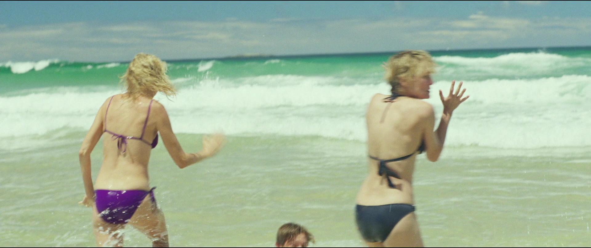 Наоми Уоттс Джессика Тоуви И Софи Лоу Развлекаются На Пляже – Тайное Влечение 2012