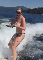 Chelsea Handler Waterskiing Video (2015) Nacktszenen